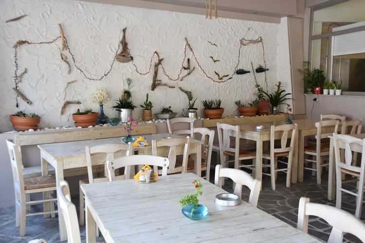 taverna, restaurant aeriko kini syros greece---holidays4y.com